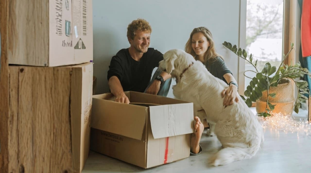 Pareja feliz mudándose a su nuevo hogar